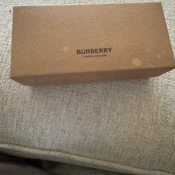 Burberry sunglasses - Picture 3 of 5